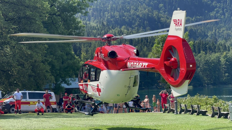 Der Hubschrauber hebt ab um die Taucherin in das Krankenhaus zu bringen.